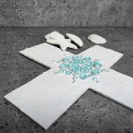 Fehér és türkiz fali kereszt